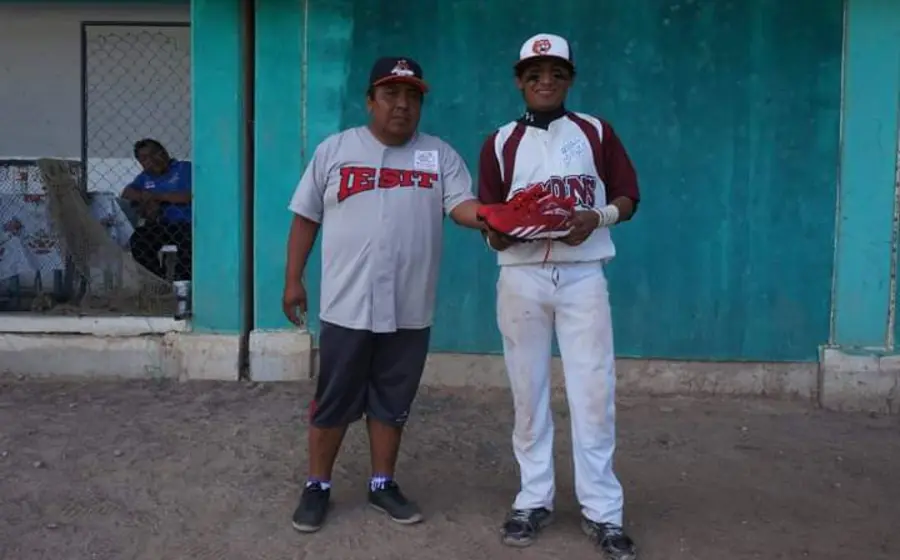 Entrenador de beisbol con su hijo