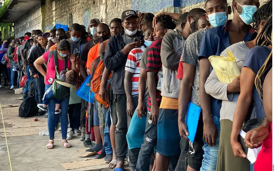 Filas de migrantes haitianos
