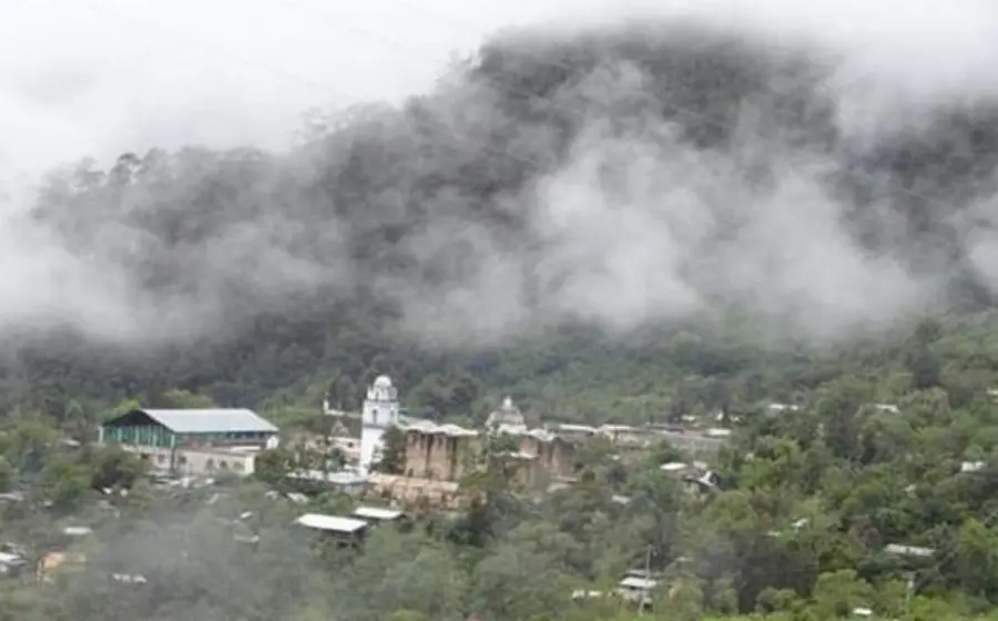 Neblina cayendo sobre un poblado en la Mixteca