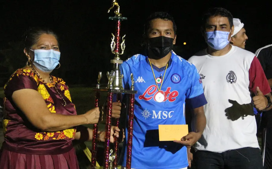 Entrega de trofeo de la Liga del Sur de futbol