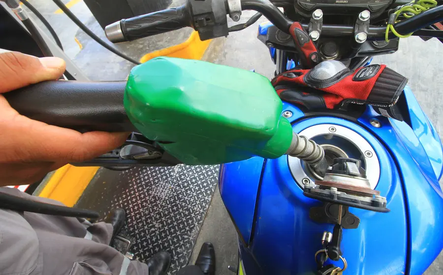 Moto cargando gasolina
