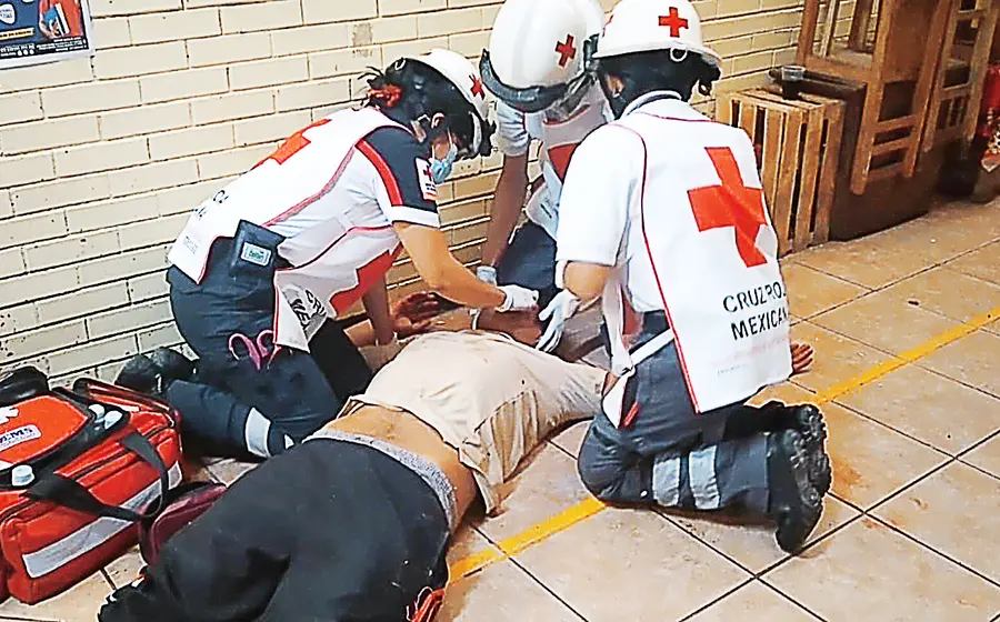  Un adolescente fue golpeado en el mercado zonal de Santa Rosa al señalarlo de intento de robo.