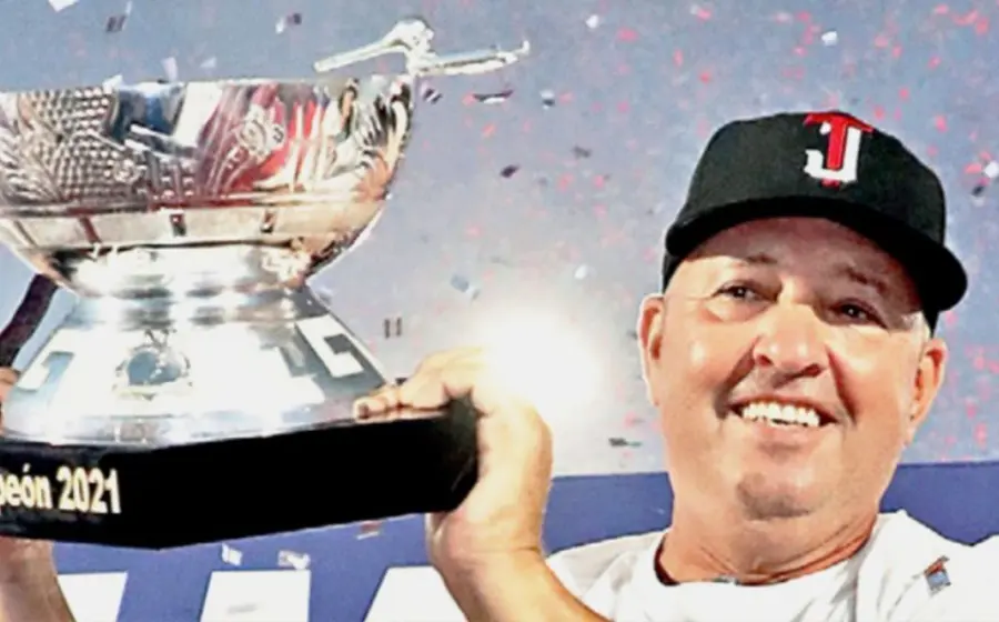 Homar Rojas con el título de la LMB