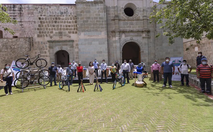 Grupo de personas frente a convento en Oaxaca.