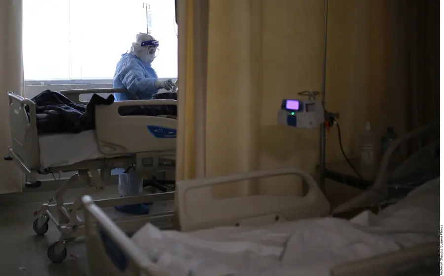 Médico en hospital con paciente covid-19