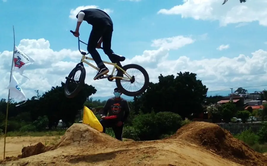 Concursante de liga infantil de BMX