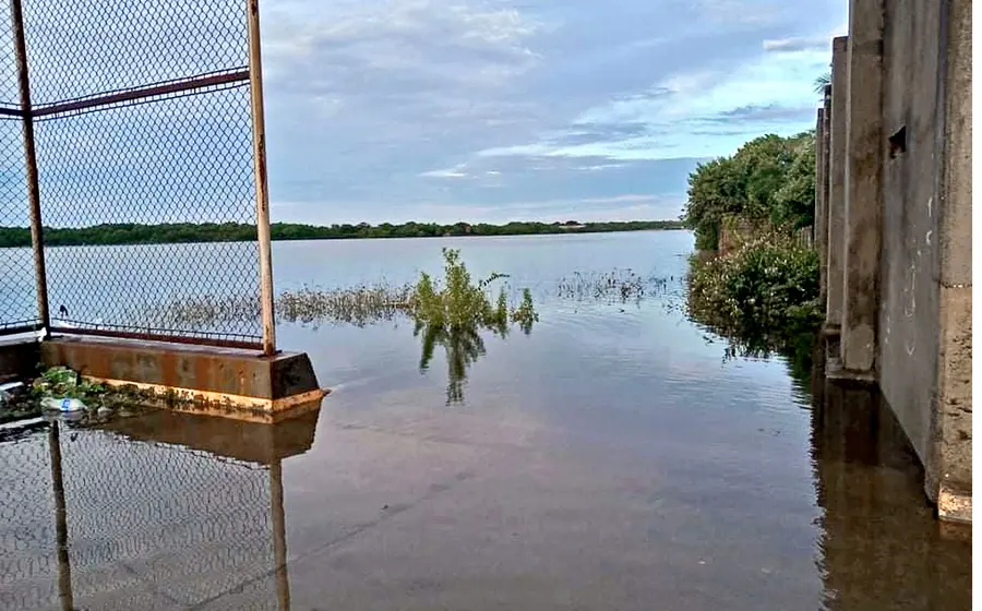 calle inundada por lluvia