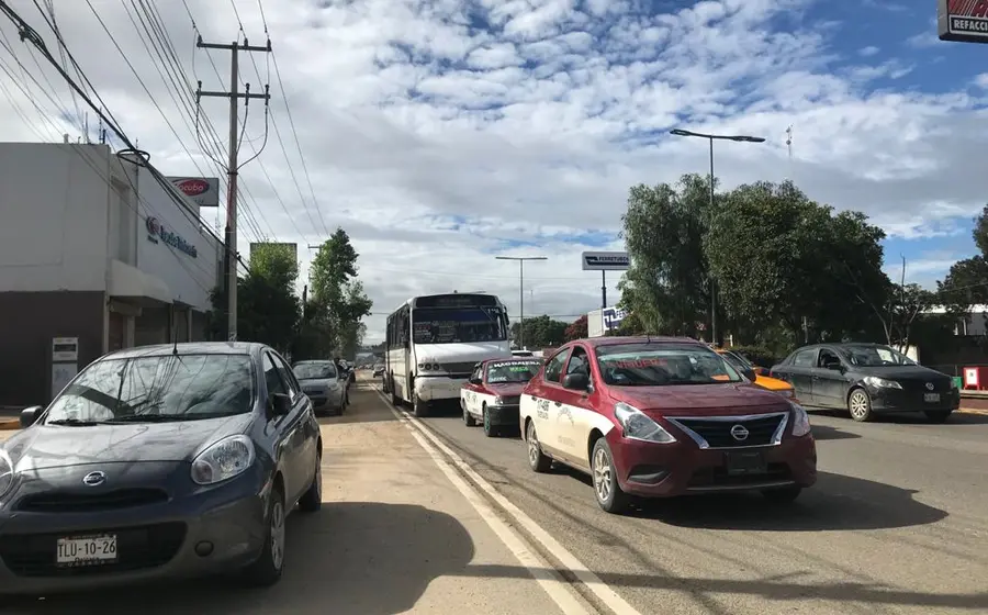 Automóviles y camión en carril preferente del Citybus