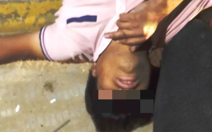 Joven tirado en el piso tras derrapar