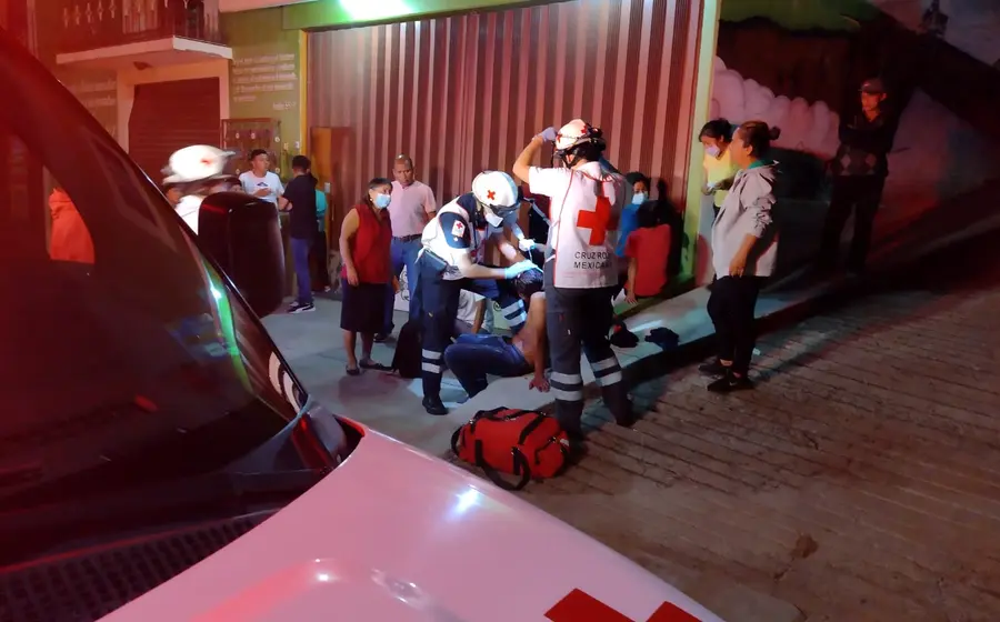 Cruz roja mexicana atendiendo a joven golpeado