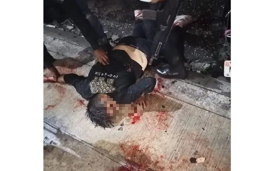 Joven con hemorragia en el suelo