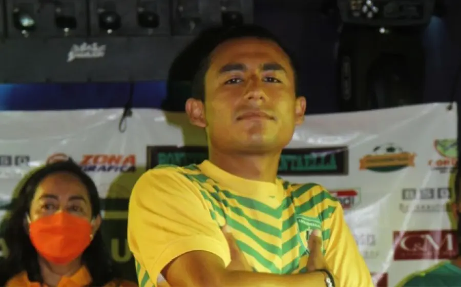 Ricardo Ramos posando con playera de Antequera FC