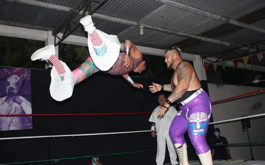 El luchador Raputín lanzándose desde las cuerdas