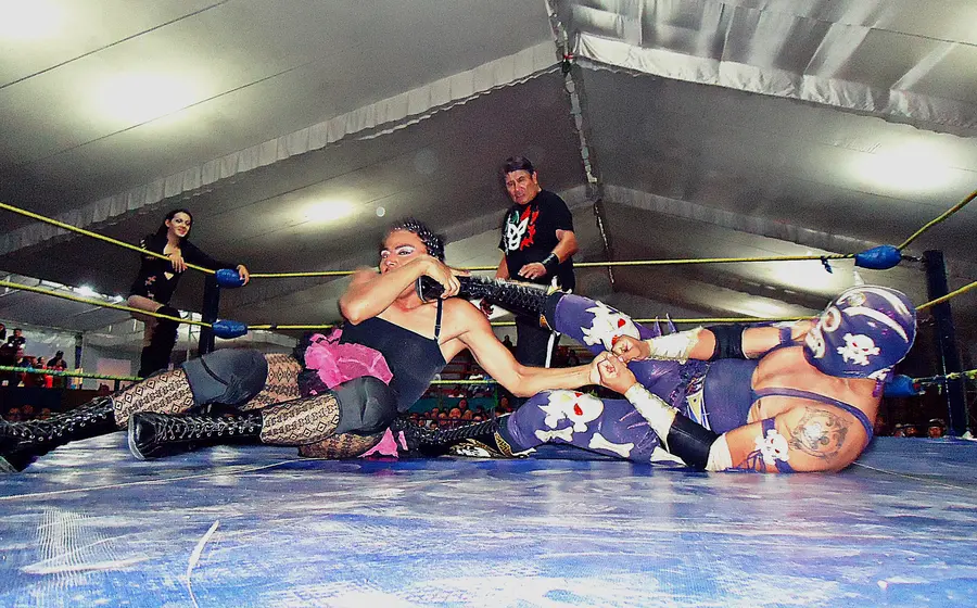 El rudo castiga sin piedad a cada uno de sus adversarios. 