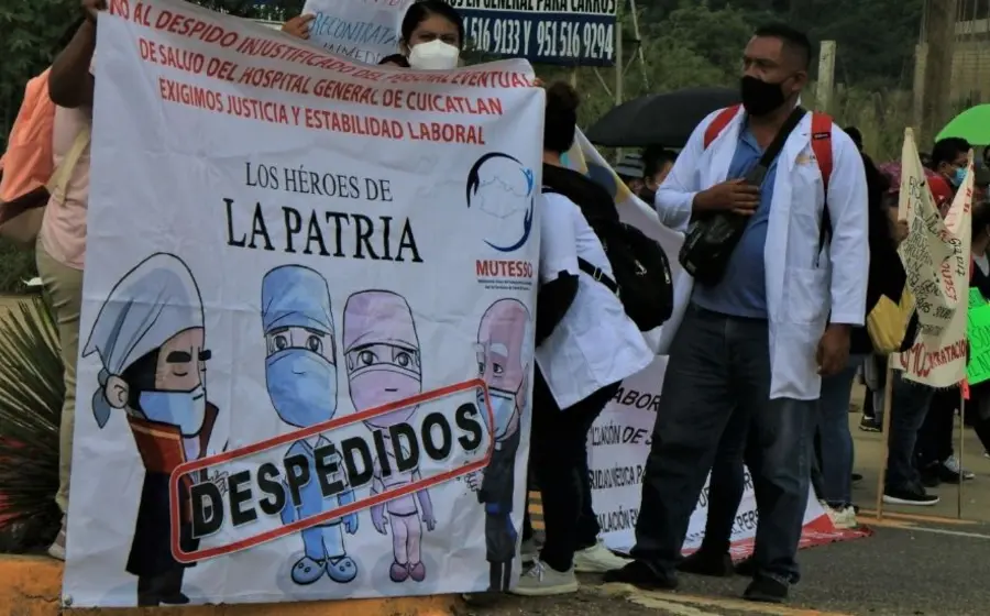 Médicos protestando con cartel