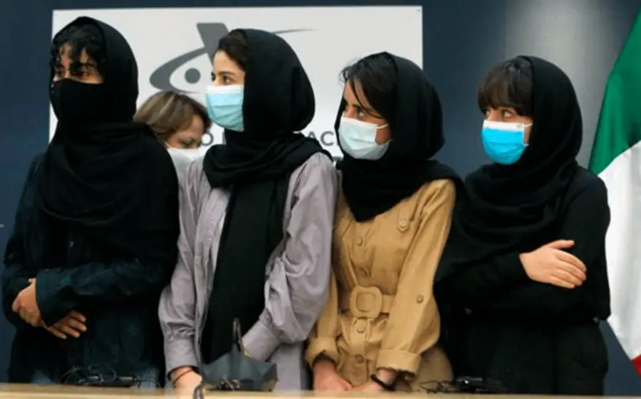 Sólo las mujeres que no pudieron ser sustituidas por hombres recibieron permiso para presentarse a laborar.