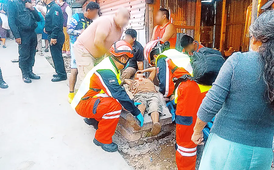 Paramédicos de Bomberos atendieron al menor. 