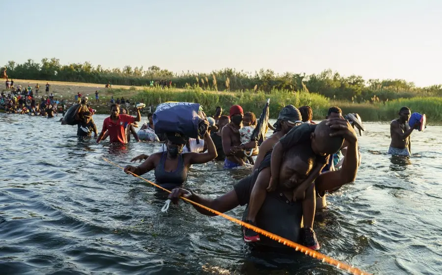 Migrantes cruzando el río