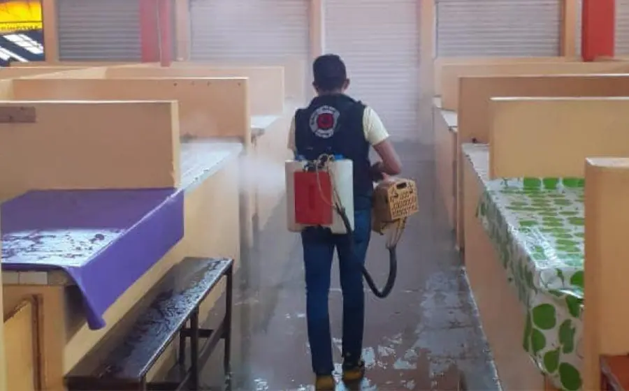 Personal sanitizando la mixteca