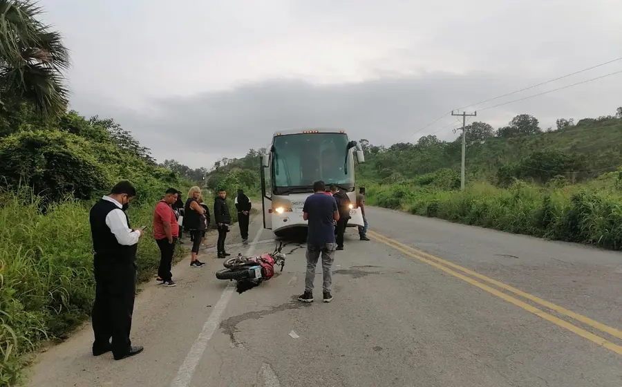 Motocicleta y autobús en accidente vial