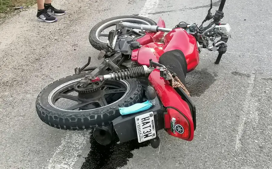 Motocicleta en el piso tras accidente