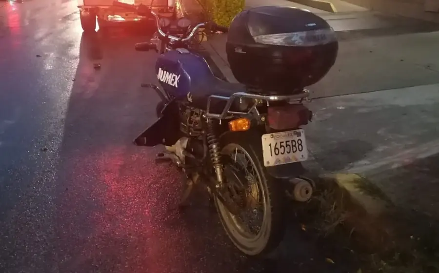 Motocicleta estacionada en la calle