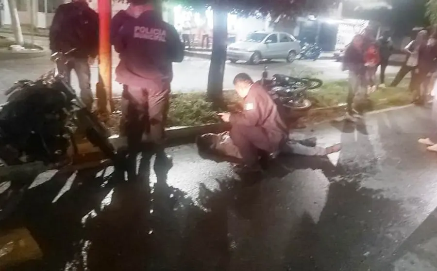 Elementos policiales auxilian a motociclista