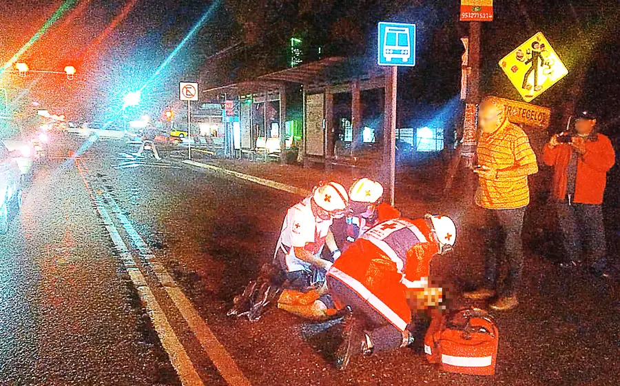 Motociclista accidentado recibe primeros auxilios