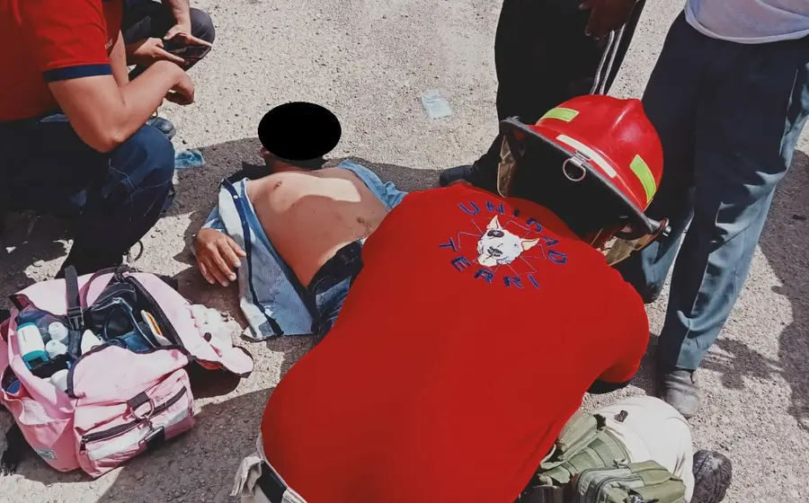 Brindan primeros auxilios a motociclista