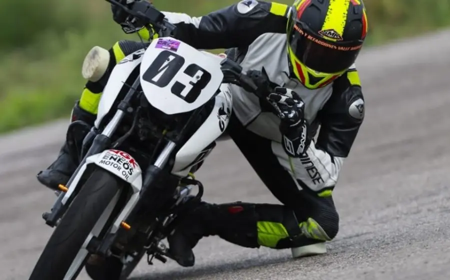 Motociclista sobre la pista