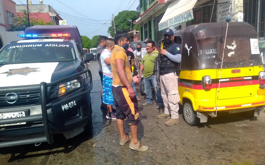 Personas auxilian a mujer en choque