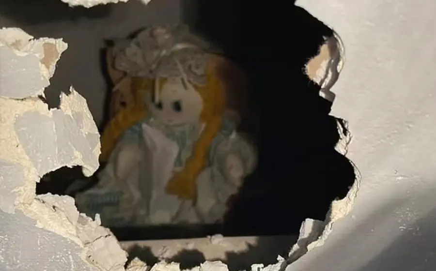 Muñeca asesina encerrada en muro