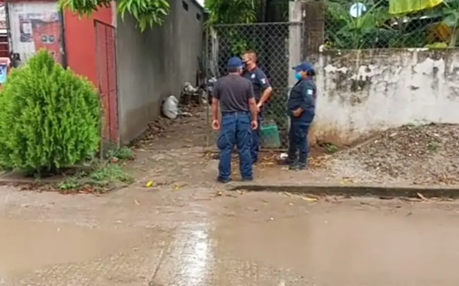 Policía frente al domicilio del occiso