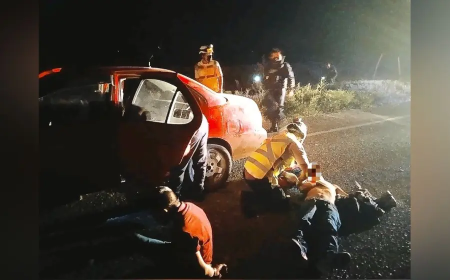 Personas detenidas junto a la carretera