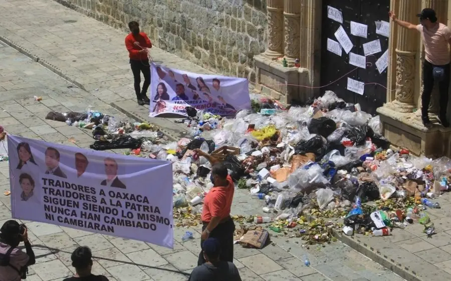 Comerciantes dejando basura en el palacio municipal de Oaxaca