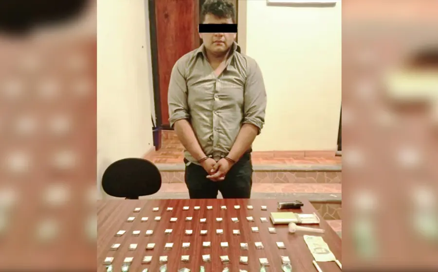 En la Villa de Etla, policías detuvieron a R. T. H., como presunto vendedor de drogas.