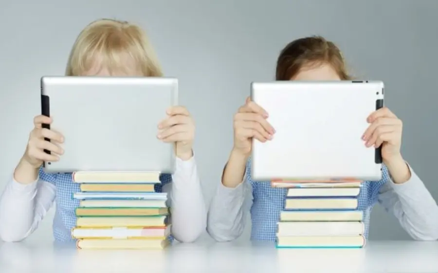 Niños leyendo en dispositivos electrónicos