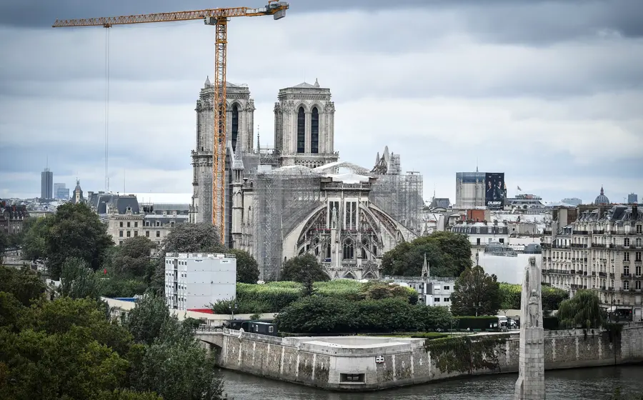 Catedral de Notre Dame de París en reconstrucción
