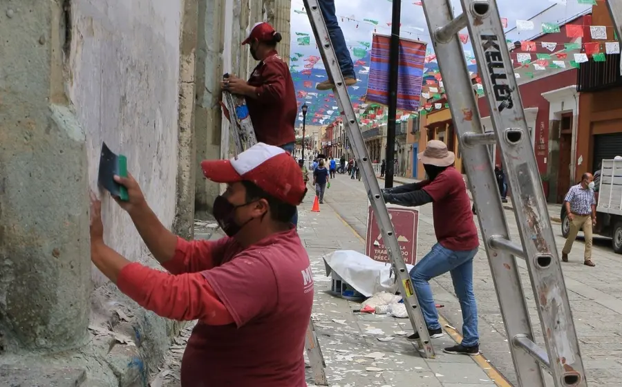 Obreros trabajando en el centro de Oaxaca.