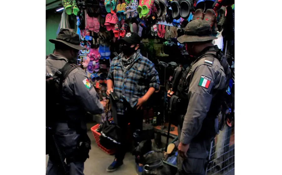 Policías realizando operativo