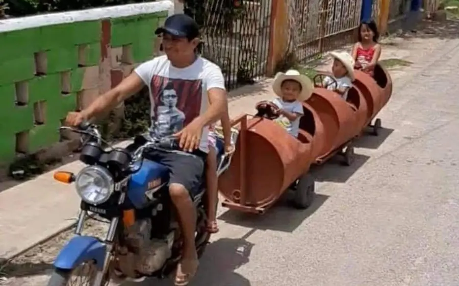 Padre viajando con sus hijos en tren de barril