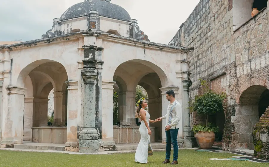 Pareja de novios con convento de fondo