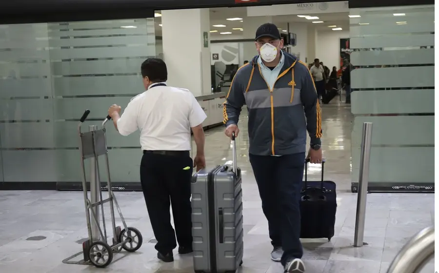 Mexicanos en aeropuerto