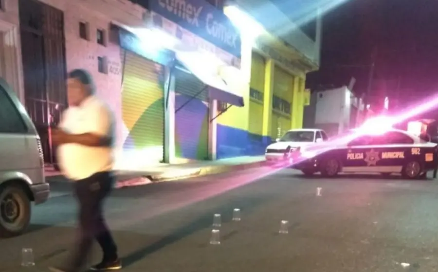 Patrulla sobre la calle donde se ubicaba la taquería atacada
