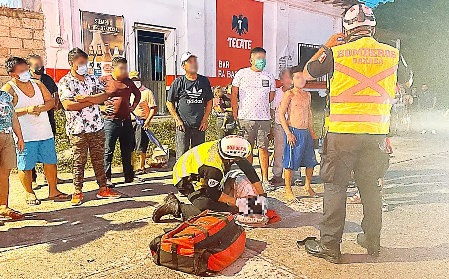 Cuerpo de bomberos da primeros auxilios a sujeto lesionado