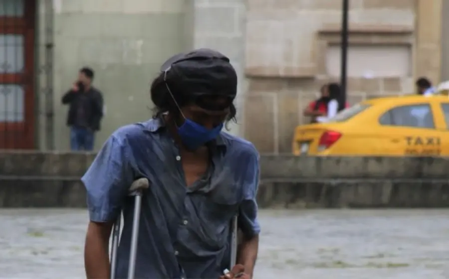 Joven con muletas caminando