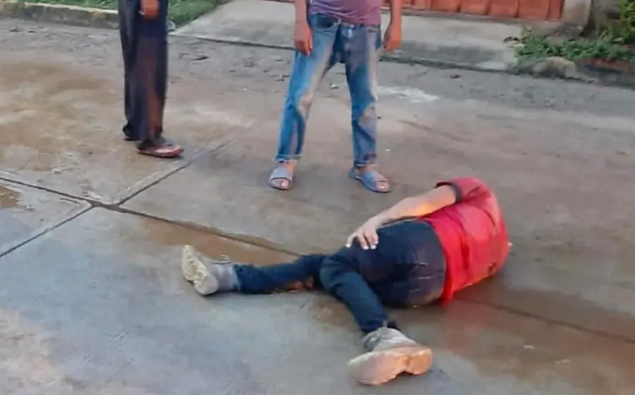 Persona herida tirada en el suelo