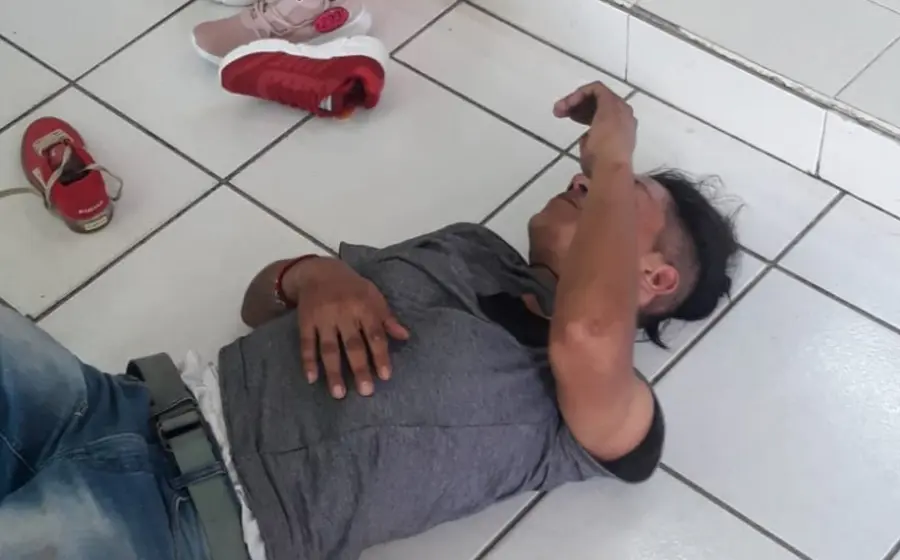 Ladrón tirado en el suelo de una zapatería en Oaxaca
