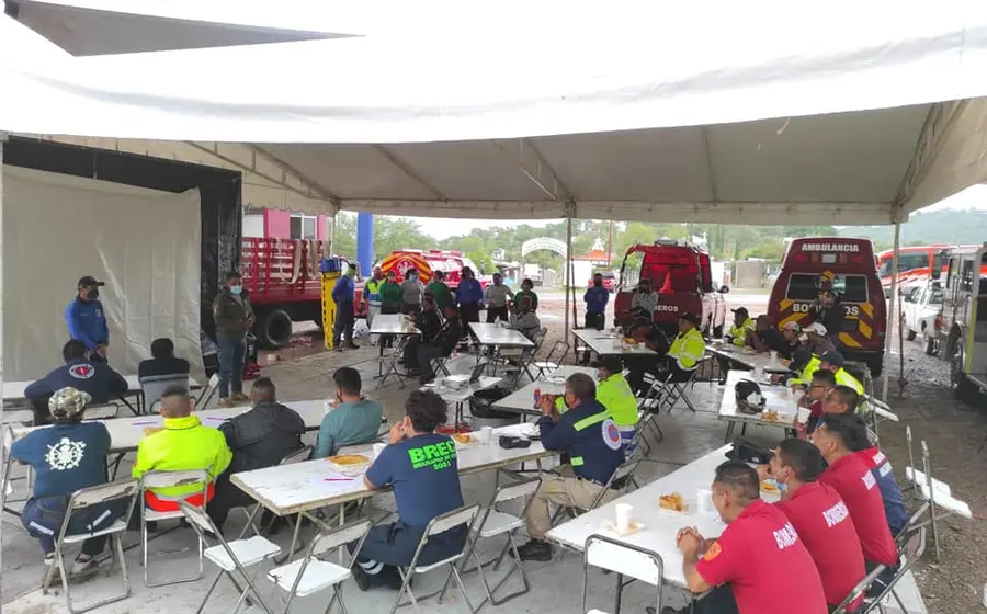 Personal de Protección civil en capacitación