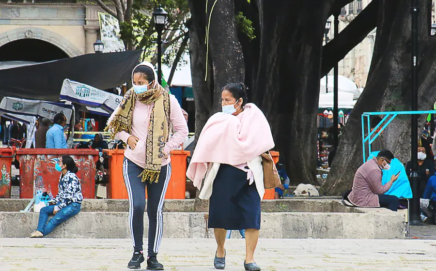 Dos personas caminando en el centro de Oaxaca de Juárez